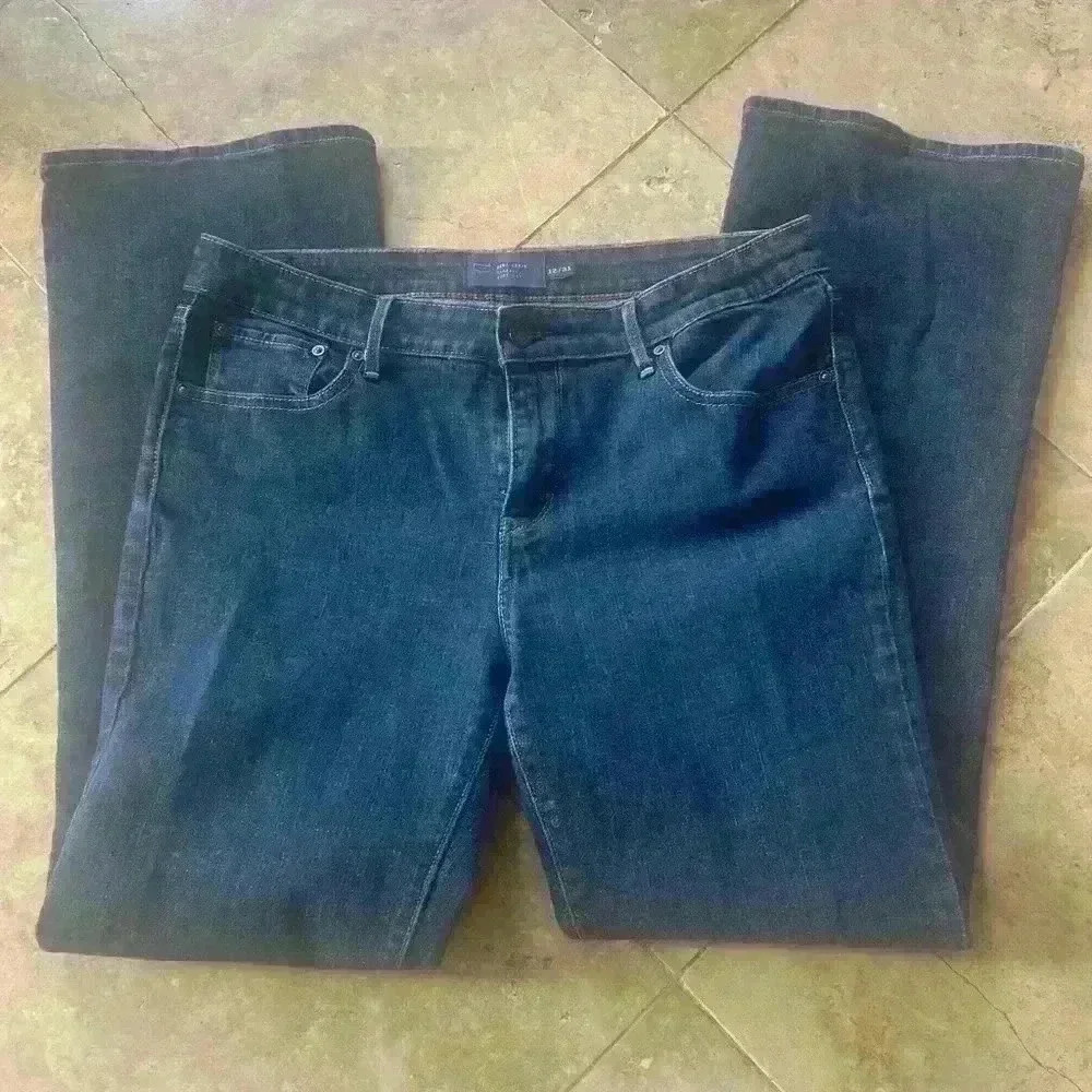 Levi’s Classic Curve Boot Cut Jeans size 12 excellent condition. No flaws.